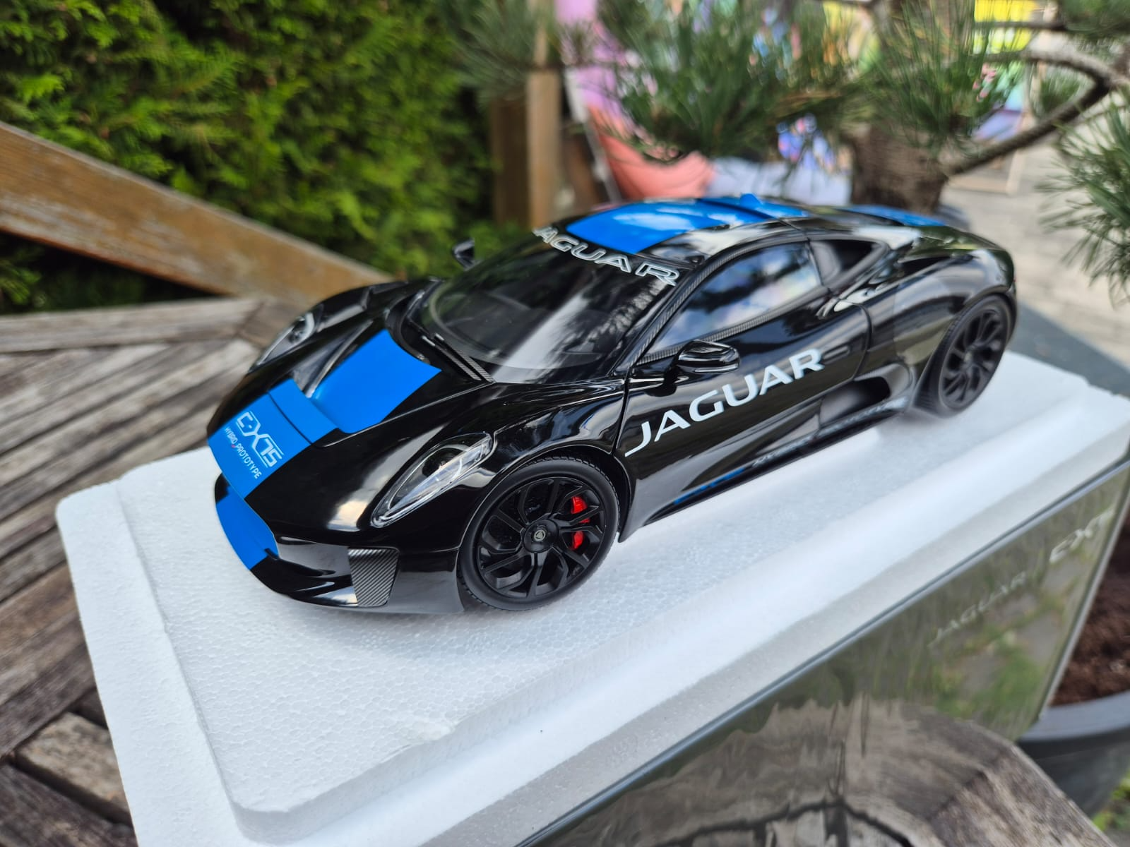 JAGUAR C-X75-Ultimate Black with Jaguar Stripes1:18 Almost Real 