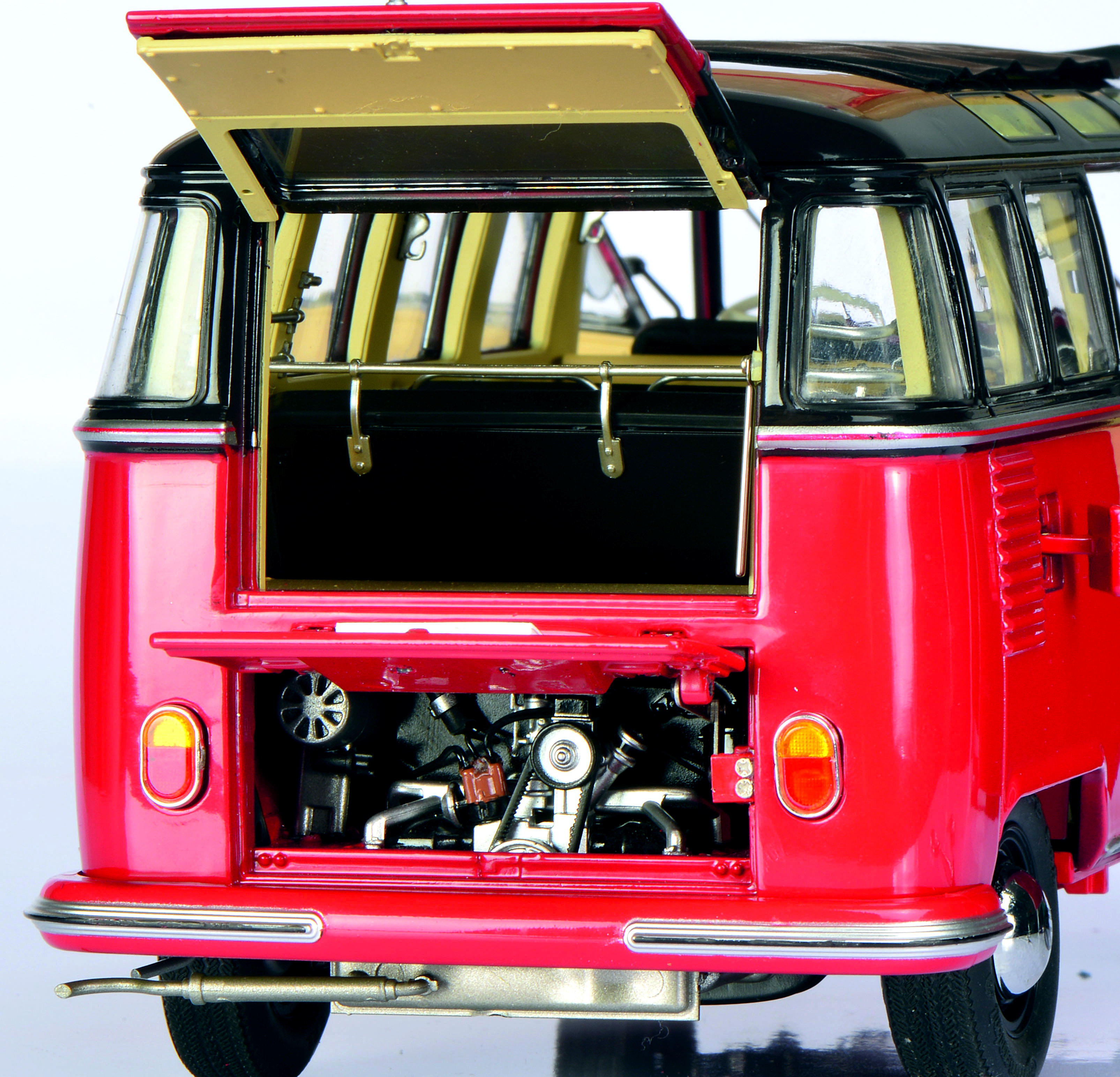 VWT1B Samba schwarzbraun-rot 1:18 Schuco